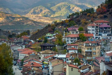 Dağlar ve ağaçlar arasında Mudurnu Tarihi eski beyaz küçük ahşap evler.