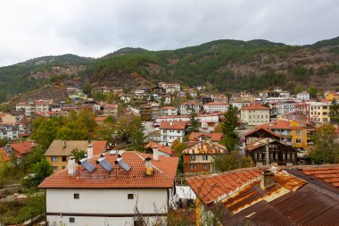 Dağlar ve ağaçlar arasında Mudurnu Tarihi eski beyaz küçük ahşap evler.