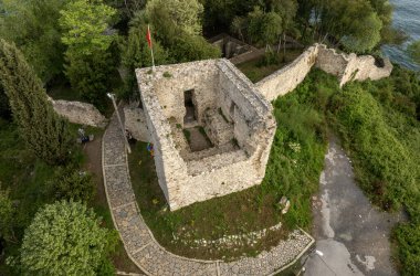 Ceneviz Şatosu, Dzce Akakoca Bölgesi 'nin 2.5 kilometre batısındaki iki körfez arasında yer alan bir uçurumun üzerine inşa edildi..