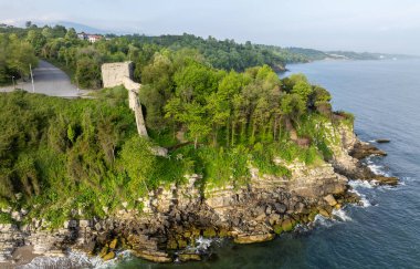 Ceneviz Şatosu, Dzce Akakoca Bölgesi 'nin 2.5 kilometre batısındaki iki körfez arasında yer alan bir uçurumun üzerine inşa edildi..