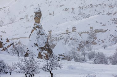 Greme 'deki Güvercin Vadisi ve Mağara Kasabası, Peri bacaları, Kapadokya, Türkiye.