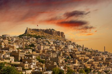 Türkiye 'nin güneydoğusunda yer alan Mardin Şatosu ile Eski Mardin' in (Eski Mardin) antik ve taş evleri