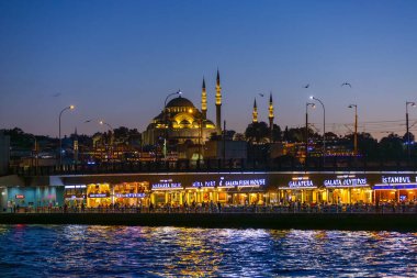 İstanbul, Türkiye, 11 Eylül 2023: Arka planda Galata Köprüsü ve Süleyman Camii