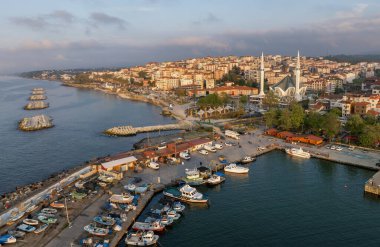 Duzce ilindeki Akcakoca Kasabası kıyı manzarası