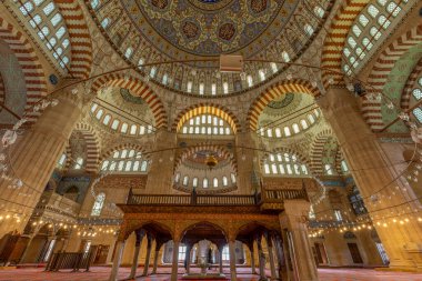 Selimiye Camii 'nin içinde. Mimar Sinan tarafından 1575 yılında inşa edilen Selimiye Camii 'nin UNESCO Dünya Mirası Alanı