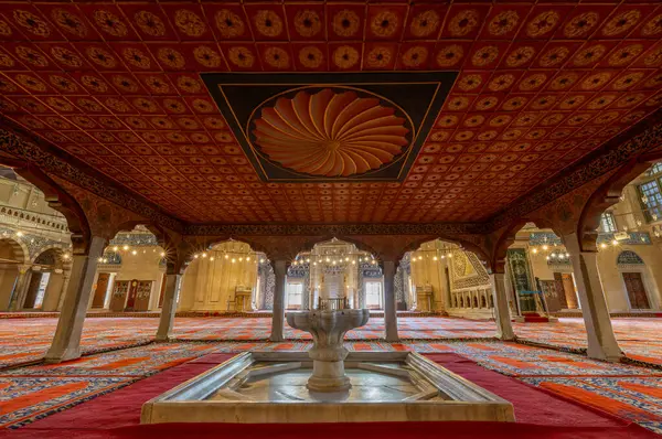 Selimiye Camii 'nin içinde. Mimar Sinan tarafından 1575 yılında inşa edilen Selimiye Camii 'nin UNESCO Dünya Mirası Alanı