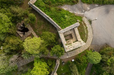 Ceneviz Şatosu, Dzce Akakoca Bölgesi 'nin 2.5 kilometre batısındaki iki körfez arasında yer alan bir uçurumun üzerine inşa edildi..