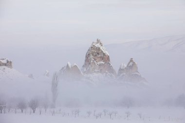 Greme 'deki Güvercin Vadisi ve Mağara Kasabası, Peri bacaları, Kapadokya, Türkiye.