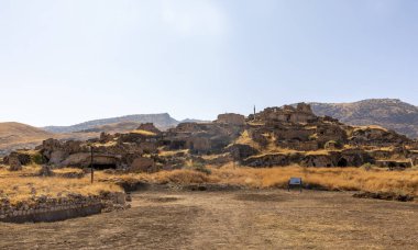 Makale şehrinin güzel manzaraları hindinin anahtarına sahip..