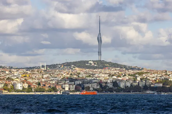 İstanbul İli, Skdar İlçesi, Boğaz manzarası, Amlca Kulesi, Bakire Kulesi ve İlahiyat Camisi.