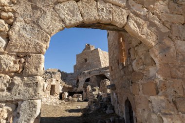 Makale şehrinin güzel manzaraları hindinin anahtarına sahip..