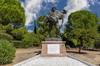 Yaralı Avustralyalı subayı taşıyan ve Gelibolu 'ya yardım eden Türk askerinin anıtı.