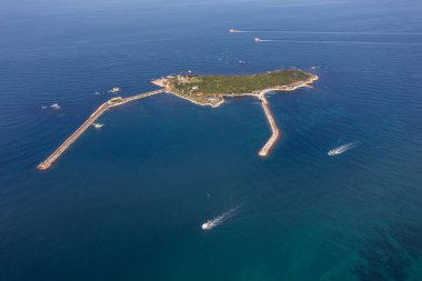 Kocaeli 'nin Kefken Köyü yakınlarındaki Kefken Adası (Türkçe: Kefken Adas)