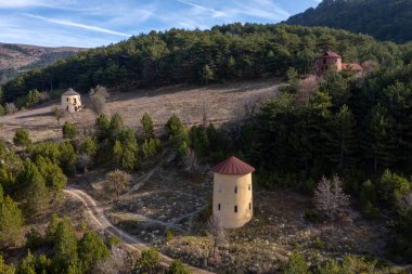 Türkiye 'nin Bolu-Goynuk (Gynk) ilçesinde yer alan Cubuk (ubuk) Gölü çevresindeki rüzgar değirmenlerinin güzel manzarası. Yel değirmenleri önceki yıllarda bir film için yapılmıştı..