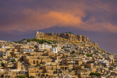 Türkiye 'nin güneydoğusunda yer alan Mardin Şatosu ile Eski Mardin' in (Eski Mardin) antik ve taş evleri