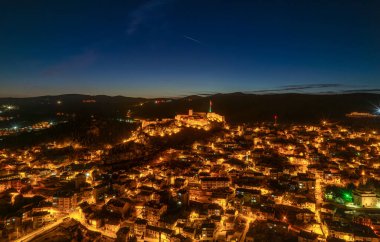 Tarihi Kastamonu Kalesi 'nin akşam manzarası. Türkiye 'nin varış noktası. Kastamonu kenti, Türkiye