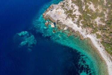 Fotoğraf İzmir 'in Foca ilçesindeki yelkenli kayaları alanında çekilmiştir..