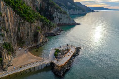 Seksen milyon yıl önce Bartn 'ın Gzelcehisar kıyısındaki volkanlardan akan lavların soğuması ve kristalleşmesi sonucu oluşan lav sütunları..