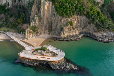 Seksen milyon yıl önce Bartn 'ın Gzelcehisar kıyısındaki volkanlardan akan lavların soğuması ve kristalleşmesi sonucu oluşan lav sütunları..