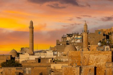 Türkiye 'nin güneydoğusunda yer alan Mardin Şatosu ile Eski Mardin' in (Eski Mardin) antik ve taş evleri