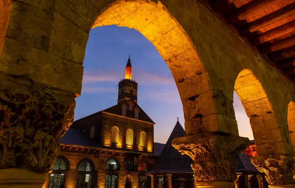 Türkiye 'nin Diyarbakır' daki Büyük Camii şehrin en güzel mimarisi arasındadır. Büyük Cami bir kamu binası ve özel mülk değildir..