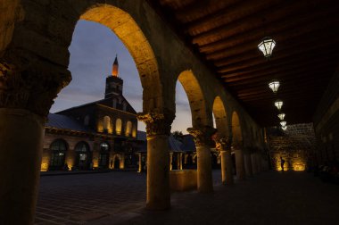 Türkiye 'nin Diyarbakır' daki Büyük Camii şehrin en güzel mimarisi arasındadır. Büyük Cami bir kamu binası ve özel mülk değildir..