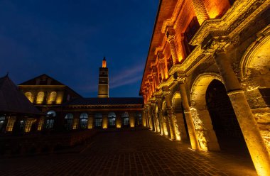Türkiye 'nin Diyarbakır' daki Büyük Camii şehrin en güzel mimarisi arasındadır. Büyük Cami bir kamu binası ve özel mülk değildir..