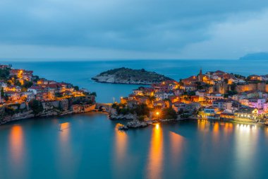 Karadeniz üzerindeki dağlardaki güzel şehir manzarası, Amasra. Amasra geleneksel Türk mimarisi