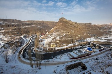 Türkiye 'nin Kars kentindeki Kars şatosuna bakın. Kars, Türkiye 'nin kuzeydoğusunda, Ermeni sınırına yakın bir vilayet..