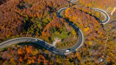 Doğanın güzel sonbahar renklerine sahip inegol domanik yolunun havadan görünüşü, Kutahya, Türkiye