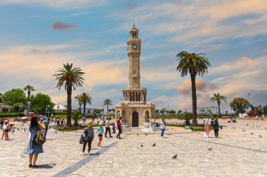Günbatımında Konak Meydanı ve Saat Kulesi manzarası. Konak Meydanı İzmir 'de daha popüler bir turizm merkezi.