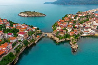 Karadeniz üzerindeki dağlardaki güzel şehir manzarası, Amasra. Amasra geleneksel Türk mimarisi