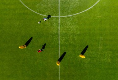 Futbol sahasının ortasında futbol