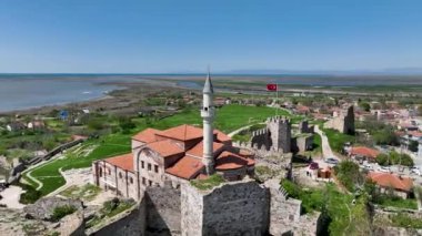 12. yüzyılda inşa edilen ve 1455 yılında camiye çevrilen Hagia Sofya Camii, Antik Cami Enez (Ainos) Camii ve Enez (Ainos) kalesi manzarası.
