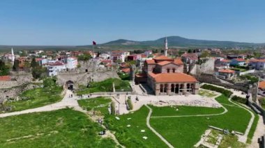 12. yüzyılda inşa edilen ve 1455 yılında camiye çevrilen Hagia Sofya Camii, Antik Cami Enez (Ainos) Camii ve Enez (Ainos) kalesi manzarası.