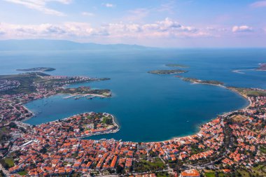 Foca, Ege kıyısında, İzmir ilinin bir ilçesidir..