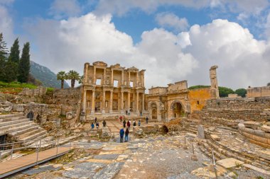 Efes, İzmir, Türkiye - 2 Mart 2022: İnsanlar antik Efes kentinin tadını çıkarıyor.