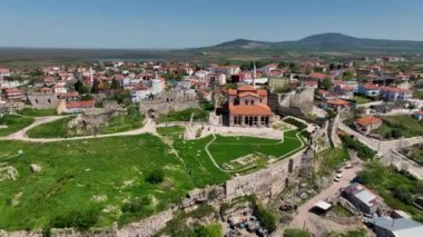 12. yüzyılda inşa edilen ve 1455 yılında camiye çevrilen Hagia Sofya Camii, Antik Cami Enez (Ainos) Camii ve Enez (Ainos) kalesi manzarası.
