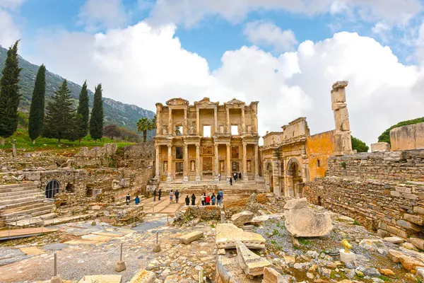 Efes, İzmir, Türkiye - 2 Mart 2022: İnsanlar antik Efes kentinin tadını çıkarıyor.