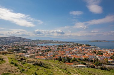 Foca, Ege kıyısında, İzmir ilinin bir ilçesidir..