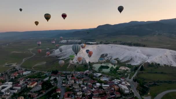 Heißluftballons Und Natürliche Travertin Pools Bei Sonnenaufgang Pamukkale — Stockvideo