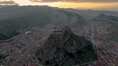 Afyon, Türkiye 'deki bir kaya dağındaki Karahisar kalesi