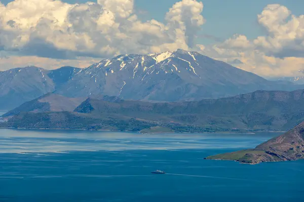 Karlı dağları taşıyan feribot ve Van Gölü, Tatvan, Bitlis