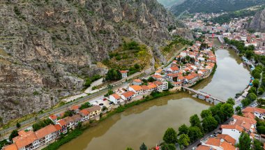 Prenslerin şehri olarak da bilinen Amasya şehrinin büyüleyici manzarası. Dağlardan harika bulutlar çıkıyor. YESİLIRMAK Nehri.
