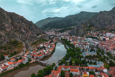 Prenslerin şehri olarak da bilinen Amasya şehrinin büyüleyici manzarası. Dağlardan harika bulutlar çıkıyor. YESİLIRMAK Nehri.