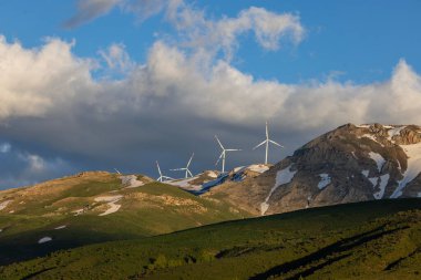 Elektrik üreten rüzgar türbinleri