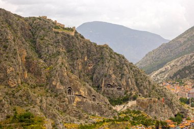 Prenslerin şehri olarak da bilinen Amasya şehrinin büyüleyici manzarası. Dağlardan harika bulutlar çıkıyor. YESİLIRMAK Nehri.