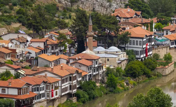 Prenslerin şehri olarak da bilinen Amasya şehrinin büyüleyici manzarası. Dağlardan harika bulutlar çıkıyor. YESİLIRMAK Nehri.