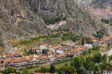 Prenslerin şehri olarak da bilinen Amasya şehrinin büyüleyici manzarası. Dağlardan harika bulutlar çıkıyor. YESİLIRMAK Nehri.