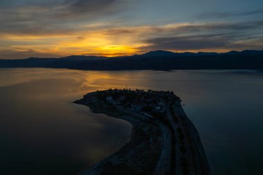 Türkiye 'deki Egirdir kasabasının havadan görünüşü. Dev gölün ortasında, dağların altında küçük bir Türk kasabası..